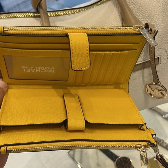 Michael Kors Jet Set Travel Large Double Zip Leather Wristlet phone holder 
NWT - Picture 13 of 16